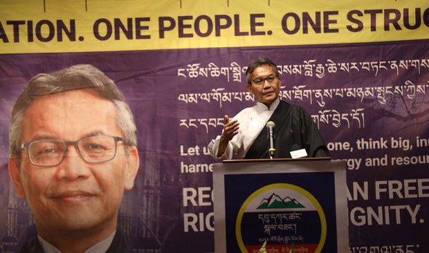དབུ་དཀར་ཚང་སྐལ་བཟང་རྡོ་རྗེ་ལགས་ཀྱིས་སྲིད་སྐྱོང་ལ་བཞེངས་དགོས་པའི་དམིགས་ཡུལ་དང་འབྲེལ་ནས་གཏམ་བཤད་གནང་བ། དབུ་དཀར་ཚང་སྐལ་བཟང་རྡོ་རྗེ་ལགས་ཀྱིས་སྲིད་སྐྱོང་ལ་བཞེངས་དགོས་པའི་དམིགས་ཡུལ་དང་འབྲེལ་ནས་གཏམ་བཤད་གནང་བ།
