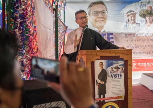 སྲིད་སྐྱོང་འོས་མི་དབུ་དཀར་ཚང་སྐལ་བཟང་རྡོ་རྗེ་ལགས་ནས་ལ་དྭགས་མི་མང་ལ་གསུང་བཤད་གནང་སྐབས།