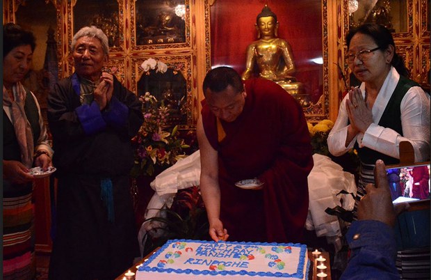 ཀྲོ་རོན་ཀྲོའི་ནང་བོད་མི་ཚོས་ཀུན་གཟིགས་པཎ་ཆེན་སྐུ་ཕྲེང་༡༡པ་མཆོག་གི་འཁྲུངས་སྐར་སྲུང་བརྩི། ཀྲོ་རོན་ཀྲོའི་ནང་བོད་མི་ཚོས་ཀུན་གཟིགས་པཎ་ཆེན་སྐུ་ཕྲེང་༡༡པ་མཆོག་གི་འཁྲུངས་སྐར་སྲུང་བརྩི།