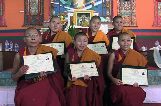 ཆོས་རིག་བཀའ་བློན་མཆོག་ནས་བཙུན་མ་དྲུག་ལ་དགེ་བཤེས་མའི་ཕྱག་འཁྱེར་གནང་བ། ཆོས་རིག་བཀའ་བློན་མཆོག་ནས་བཙུན་མ་དྲུག་ལ་དགེ་བཤེས་མའི་ཕྱག་འཁྱེར་གནང་བ།