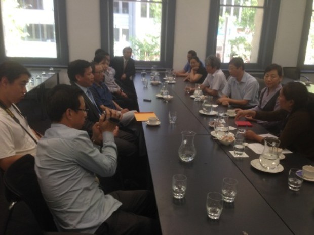ཕྱི་འབྲེལ་བཀའ་བློན་བདེ་སྐྱོད་ཆོས་དབྱངས་ལགས་ཕྱི་སྡོད་རྒྱ་རིགས་དང་མཇལ་འཕྲད་སྐབས།