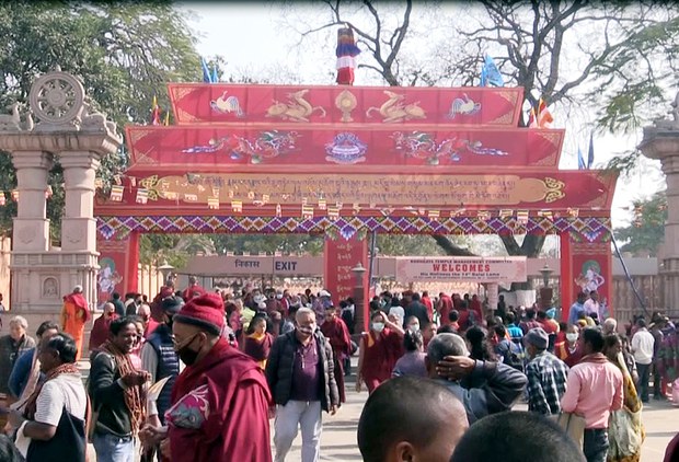 གནས་མཆོག་རྡོ་རྗེ་གདན་དུ་བོད་མིའི་ཚོང་པ་ཚོས་སྤྱི་ཚོགས་ཞབས་ཞུ་ཡང་དུ་མ་ཞིག་ཞུ་བཞིན་པ། གནས་མཆོག་རྡོ་རྗེ་གདན་དུ་བོད་མིའི་ཚོང་པ་ཚོས་སྤྱི་ཚོགས་ཞབས་ཞུ་ཡང་དུ་མ་ཞིག་ཞུ་བཞིན་པ།