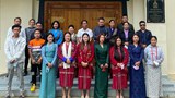 མོན་ཟློས་གར་ཚོགས་པའི་སློབ་ཕྲུག་ཁག་ཅིག་བཞུགས་སྒར་དུ་ཟློ་གར་དང་རོལ་ཆ་སོགས་སྦྱོང་བཞིན་ཡོད་པ།