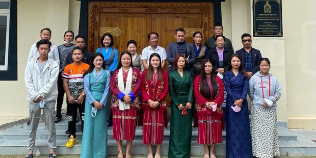 མོན་ཟློས་གར་ཚོགས་པའི་སློབ་ཕྲུག་ཁག་ཅིག་བཞུགས་སྒར་དུ་ཟློ་གར་དང་རོལ་ཆ་སོགས་སྦྱོང་བཞིན་ཡོད་པ། མོན་ཟློས་གར་ཚོགས་པའི་སློབ་ཕྲུག་ཁག་ཅིག་བཞུགས་སྒར་དུ་ཟློ་གར་དང་རོལ་ཆ་སོགས་སྦྱོང་བཞིན་ཡོད་པ།