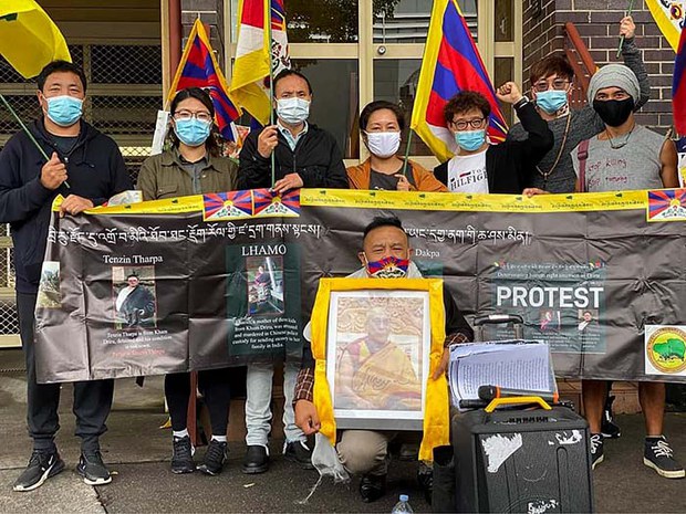 སིཌ་ནི་རྒྱ་ནག་གཞུང་ཚབ་ཡན་ལག་མདུན་དུ་ཟླ་བ་བདུན་རིང་ངོ་རྒོལ་རྔམ་སྟོན་གྱི་ལས་འགུལ་སྤེལ་གནང་ཡོད་པ། སིཌ་ནི་རྒྱ་ནག་གཞུང་ཚབ་ཡན་ལག་མདུན་དུ་ཟླ་བ་བདུན་རིང་ངོ་རྒོལ་རྔམ་སྟོན་གྱི་ལས་འགུལ་སྤེལ་གནང་ཡོད་པ།
