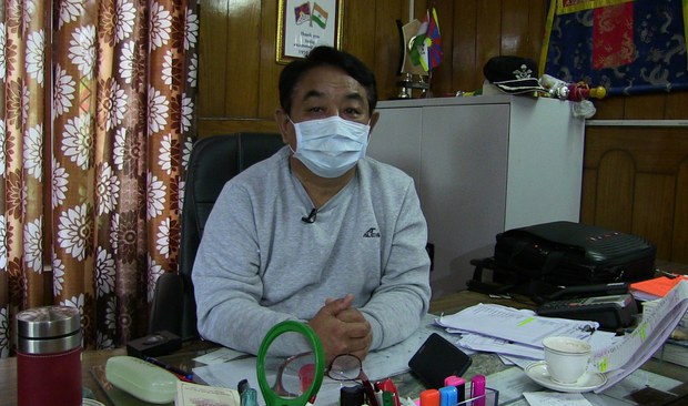 ཕྱི་རྒྱལ་ཡུལ་གྲུ་འདྲ་མིན་ནས་འབྱོར་བའི་བོད་མི་བཅོ་བརྒྱད་ཙམ་གྱིས་ལྡེ་ར་ལྡུན་ས་གནས་འགོ་འཛིན་ལས་ཁུངས་སུ་ཐོ་རྒྱབ་ཡོད་པ།