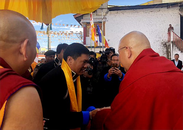སྤྱི་ཁྱབ་བློན་ཆེན་པདྨ་མཁའ་འགྲོ་མཆོག་ནས་༧སྐྱབས་རྗེ་ཡོངས་འཛིན་གླིང་མཆོག་སྤྲུལ་རིན་པོ་ཆེ་མཆོག་ལ་ཕེབས་བསུ། སྤྱི་ཁྱབ་བློན་ཆེན་པདྨ་མཁའ་འགྲོ་མཆོག་ནས་༧སྐྱབས་རྗེ་ཡོངས་འཛིན་གླིང་མཆོག་སྤྲུལ་རིན་པོ་ཆེ་མཆོག་ལ་ཕེབས་བསུ།
