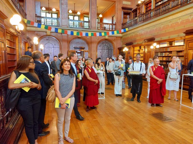 བེལ་ཇམ་ནང་༸སྐུའི་འཁྲུངས་སྐར་སྲུང་བརྩི་གནང་བ།