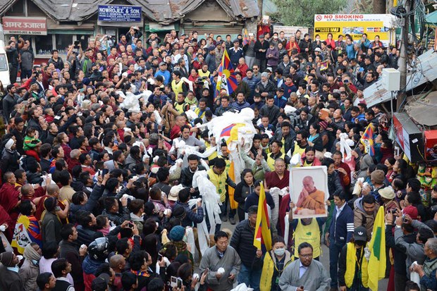 རྡོ་རྗེ་ཚེ་རིང་ལགས་ཀྱི་སྐུ་ཕུང་བཞུགས་སྒར་དུ་གདན་འདྲེན་ཞུས་ཡོད་པ། རྡོ་རྗེ་ཚེ་རིང་ལགས་ཀྱི་སྐུ་ཕུང་བཞུགས་སྒར་དུ་གདན་འདྲེན་ཞུས་ཡོད་པ།