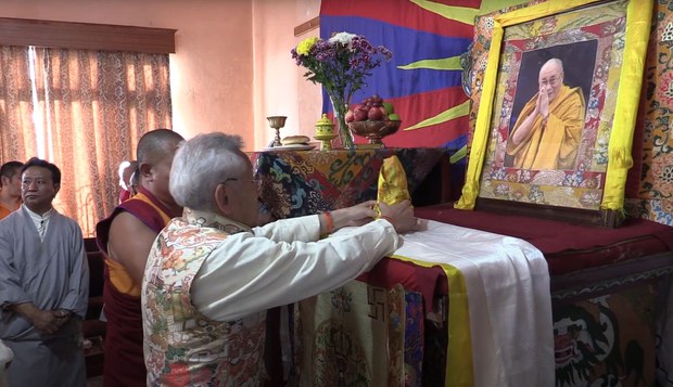 ༧གོང་ས་༧སྐྱབས་མགོན་ཆེན་པོ་མཆོག་ལ་ཨ་རིའི་སྤྱི་མང་གི་གཟེངས་རྟགས་མཐོ་ཤོས་ཨ་རིའི་གྲོས་ཚོགས་ཀྱི་གསེར་གྱི་གཟེངས་རྟགས་ཕུལ་ནས་ལོ་ངོ་ ༡༧ འཁོར་བའི་ཉིན་མོ་དེ་བཞིན་སྒང་ཏོག་ཁུལ་གྱི་བོད་མི་ཚོས་སྲུང་བརྩི་ཞུས་པ།