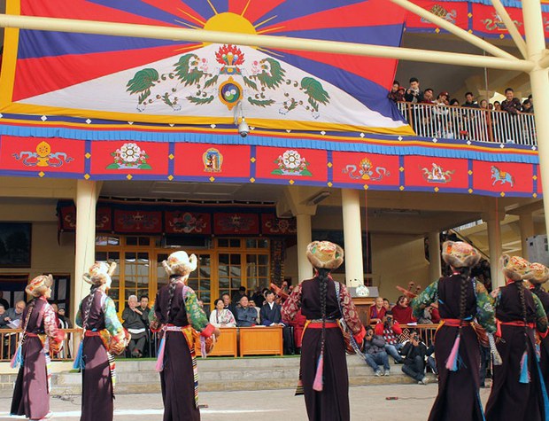 ༸གོང་ས་མཆོག་ལ་ནོ་སྦེལ་ཞི་བདེའི་གཟེངས་རྟགས་ཕུལ་ནས་མི་ལོ་ཧྲིལ་པོ་༢༦འཁོར་བ། ༸གོང་ས་མཆོག་ལ་ནོ་སྦེལ་ཞི་བདེའི་གཟེངས་རྟགས་ཕུལ་ནས་མི་ལོ་ཧྲིལ་པོ་༢༦འཁོར་བ།