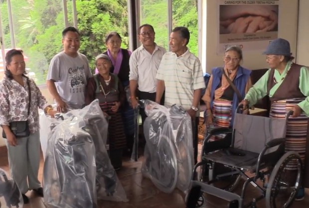 སྒང་ཏོག་ཁུལ་གྱི་བོད་མི་ལོ་ན་རྒན་པ་ཁག་གཅིག་ལ་རོགས་སྐྱོར།