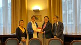 བཀའ་བློན་ནོར་འཛིན་སྒྲོལ་མ་ལགས་ཀྱིས་(Belgium)ནང་བོད་དོན་ཞུ་གཏུགས་གནང་བཞིན་པ།