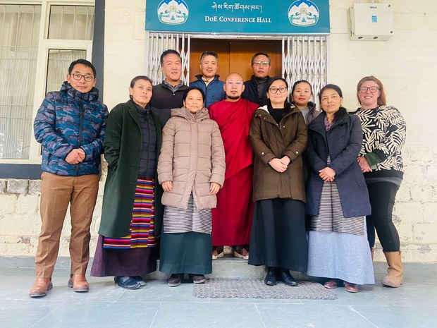 དབུས་བོད་མི་སྒྲིག་འཛུགས་ཀྱིས་སྔོན་འགྲོ་ནས་འཛིན་རིམ་བཞི་པ་བར་གྱི་སློབ་དེབ་རྩོམ་སྒྲིག་ཟིན་ཏེ། པར་སྐྲུན་དང་འགྲེམས་སྤེལ་གནང་ཡོད་པ།