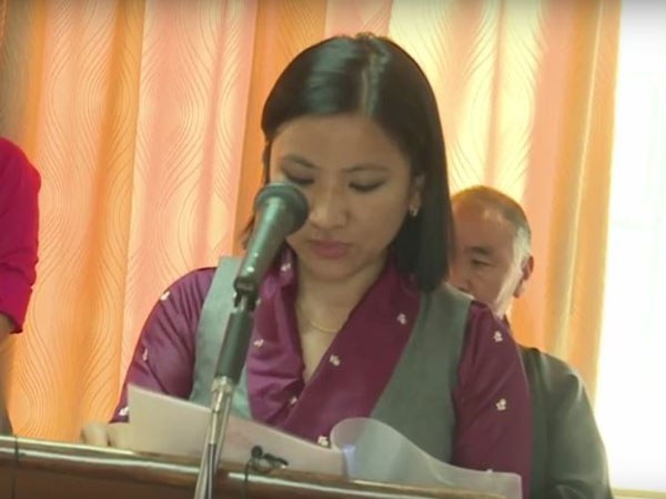 ཤར་གླིང་ཟླ་སྒྲོན་བཀའ་བློན་ནས་ཕྱིར་ཐེན་གནང་བ། ཤར་གླིང་ཟླ་སྒྲོན་བཀའ་བློན་ནས་ཕྱིར་ཐེན་གནང་བ།