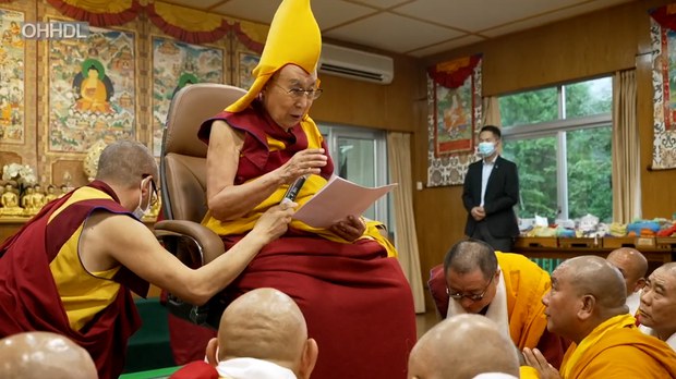 ༸གོང་ས་མཆོག་གིས་དགའ་ལྡན་བྱང་རྩེ་གྲྭ་ཚང་གི་དཔེ་ཁྲིད་དགེ་རྒན་རྣམས་ལ་རྗེ་ཙོང་ཁ་པ་ཆེན་པོའི་བསྟོད་པ་དང་། ལྷ་མོའི་འཕྲིན་སྐུལ་གྱི་ལྗགས་ལུང་སྩལ་བ། ༸གོང་ས་མཆོག་གིས་དགའ་ལྡན་བྱང་རྩེ་གྲྭ་ཚང་གི་དཔེ་ཁྲིད་དགེ་རྒན་རྣམས་ལ་རྗེ་ཙོང་ཁ་པ་ཆེན་པོའི་བསྟོད་པ་དང་། ལྷ་མོའི་འཕྲིན་སྐུལ་གྱི་ལྗགས་ལུང་སྩལ་བ།