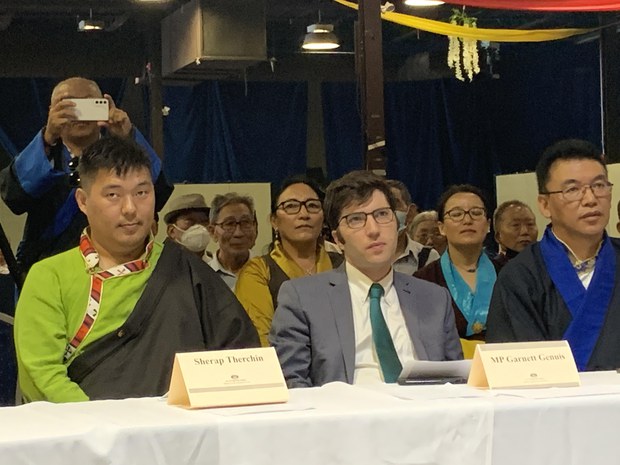 མང་གཙོའི་དུས་ཆེན་ཐེངས་༦༢ དང་༸གོང་ས་མཆོག་ལ་ཁེ་ཎ་ཌའི་མི་སེར་གྱི་ཕྱག་འཁྱེར་ཕུལ་ནས་ལོ་༡༦འཁོར་བ།