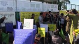 བཞུགས་སྒར་དུ་བོད་མི་༧༠ཙམ་ནས་དྲང་བདེན་ལ་རྒྱབ་སྐྱོར་ཞེས་པའི་མིང་བྱང་འོག་ངག་བཅད་ངོ་རྒོལ་བྱས་པ།
