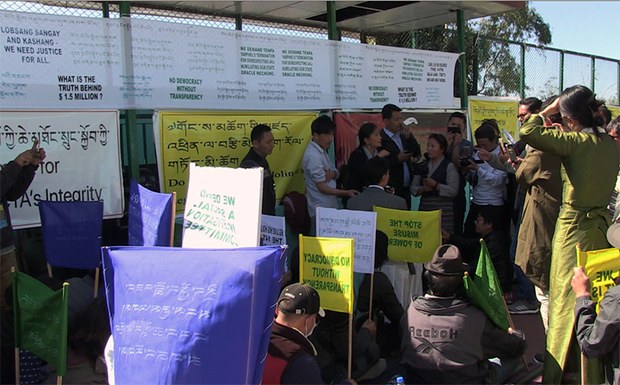 བཞུགས་སྒར་དུ་བོད་མི་༧༠ཙམ་ནས་དྲང་བདེན་ལ་རྒྱབ་སྐྱོར་ཞེས་པའི་མིང་བྱང་འོག་ངག་བཅད་ངོ་རྒོལ་བྱས་པ། བཞུགས་སྒར་དུ་བོད་མི་༧༠ཙམ་ནས་དྲང་བདེན་ལ་རྒྱབ་སྐྱོར་ཞེས་པའི་མིང་བྱང་འོག་ངག་བཅད་ངོ་རྒོལ་བྱས་པ།