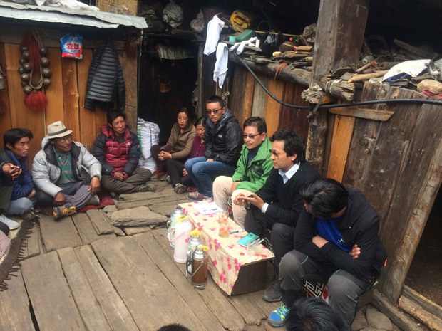 ཤ་ཝ་ར་གསུམ་གྱི་བོད་མིའི་གཞིས་ཆགས་སུ་གཟིགས་སྐོར། ཤ་ཝ་ར་གསུམ་གྱི་བོད་མིའི་གཞིས་ཆགས་སུ་གཟིགས་སྐོར།