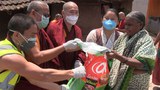 ས་གནས་ཡུལ་མིར་བཟའ་ཆས་རིགས་སྦྱིན་པ་བཏང་བ།
