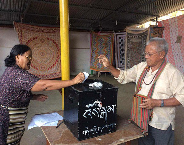 ༢༠༡༦ལོའི་སྲིད་སྐྱོང་དང་སྤྱི་འཐུས་ཀྱི་སྔོན་འགྲོའི་འོས་བསྡུ་གནང་བཞིན་པ། ༢༠༡༦ལོའི་སྲིད་སྐྱོང་དང་སྤྱི་འཐུས་ཀྱི་སྔོན་འགྲོའི་འོས་བསྡུ་གནང་བཞིན་པ།