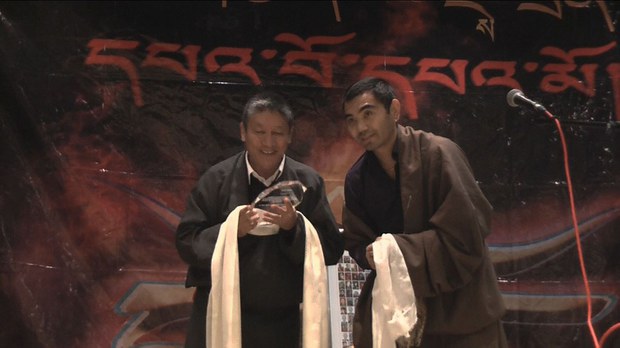 བཀའ་ཟུར་འབྲོང་ཆུང་དངོས་གྲུབ་མཆོག་ལ་གཟེངས་རྟགས།