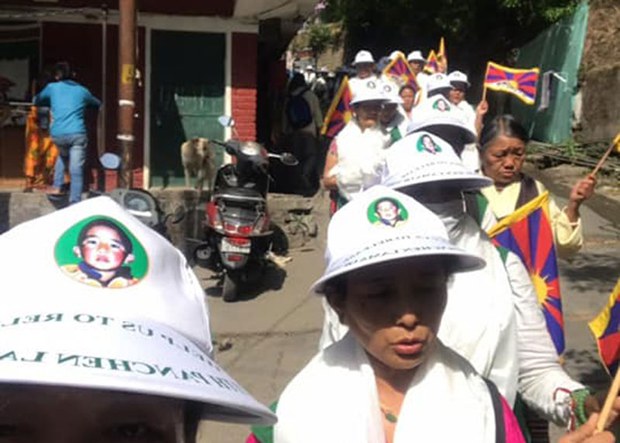 བུ་ལོ་ལྔ་བ་ཞིག་གོམ་བགྲོད་ནང་མཉམ་ཞུགས་གནང་འདུག བུ་ལོ་ལྔ་བ་ཞིག་གོམ་བགྲོད་ནང་མཉམ་ཞུགས་གནང་འདུག
