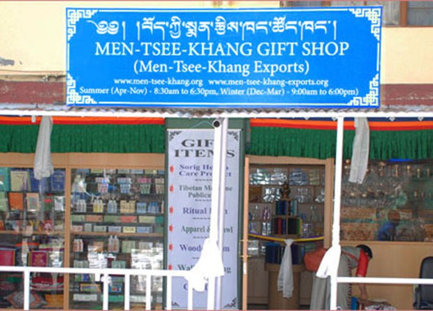 བོད་ཀྱི་སྨན་རྩིས་ཁང་གི་ཡན་ལག་ཚང་མས་སྨན་སྦྱིན་གནང་བཞིན་པ། བོད་ཀྱི་སྨན་རྩིས་ཁང་གི་ཡན་ལག་ཚང་མས་སྨན་སྦྱིན་གནང་བཞིན་པ།