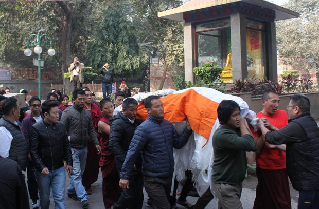 དབྲ་ཕྲུག་ངག་དབང་ལགས་ཀྱི་སྐུ་ཕུང་ཞུགས་འབུལ་ཞུས་ཡོད་པ། དབྲ་ཕྲུག་ངག་དབང་ལགས་ཀྱི་སྐུ་ཕུང་ཞུགས་འབུལ་ཞུས་ཡོད་པ།