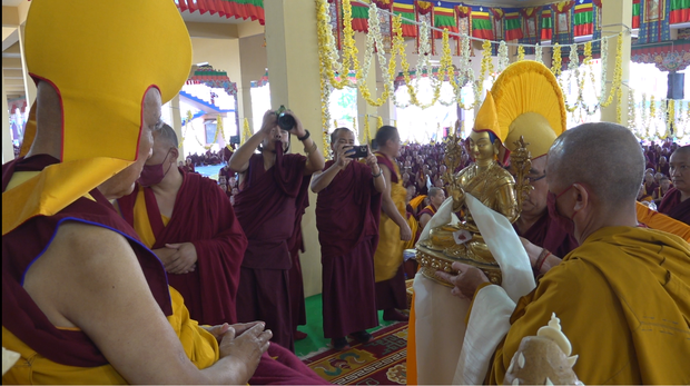དགའ་ལྡན་ཁྲི་རིན་པོ་ཆེ་མཆོག་ལ་བརྟན་བཞུགས་བསྟར་འབུལ།