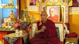 དགའ་ལྡན་ཁྲི་རིན་པོ་ཆེ་མཆོག་ཨ་རིའི་གྲོང་ཁྱེར་སྦོ་སི་ཊོན་དུ་ཕེབས་ཡོད་པ།