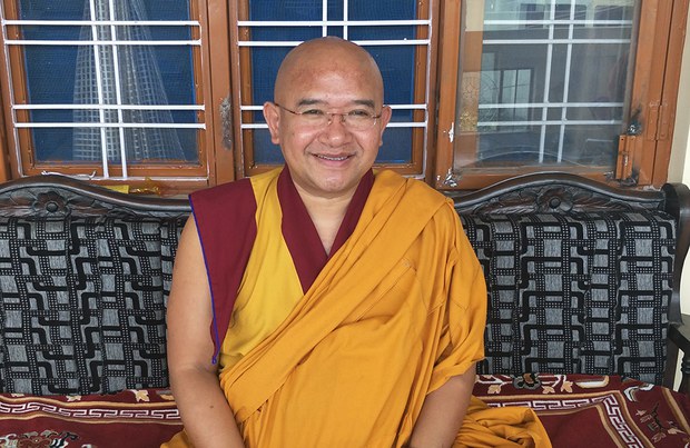 དགེ་བཤེས་བློ་བཟང་ཟླ་བ་ལགས་ཀྱིས་བདེ་སྐྱིད་གླིང་ས་གནས་སུ་གསུང་ཆོས་གནང་བཞིན་པ། དགེ་བཤེས་བློ་བཟང་ཟླ་བ་ལགས་ཀྱིས་བདེ་སྐྱིད་གླིང་ས་གནས་སུ་གསུང་ཆོས་གནང་བཞིན་པ།