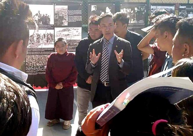 བོད་ནང་གི་མི་ལོ་བཅུ་ཕྲག་མང་པོའི་སྡུག་སྦྱོང་གི་ལོ་རྒྱུས་གསལ་བའི་འགྲེམས་སྟོན། བོད་ནང་གི་མི་ལོ་བཅུ་ཕྲག་མང་པོའི་སྡུག་སྦྱོང་གི་ལོ་རྒྱུས་གསལ་བའི་འགྲེམས་སྟོན།