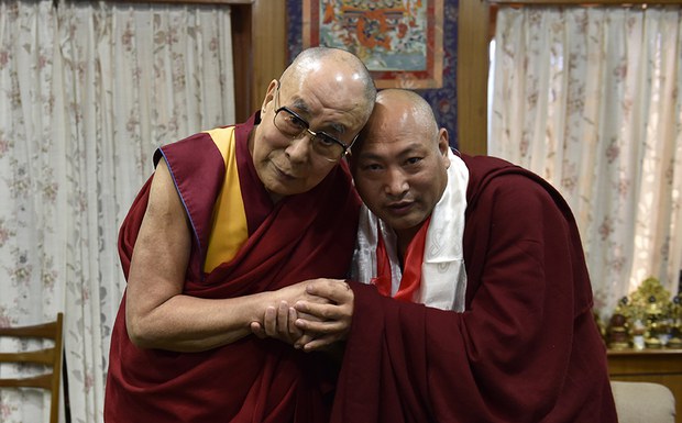 ༧སྐྱབས་རྗེ་སྨན་རིའི་ཁྲི་འཛིན་༣༤པ་མཆོག་གིས་༧གོང་ས་༧སྐྱབས་མགོན་ཆེན་པོ་མཆོག་མཇལ་ཁ་ཞུས་པ། ༧སྐྱབས་རྗེ་སྨན་རིའི་ཁྲི་འཛིན་༣༤པ་མཆོག་གིས་༧གོང་ས་༧སྐྱབས་མགོན་ཆེན་པོ་མཆོག་མཇལ་ཁ་ཞུས་པ།