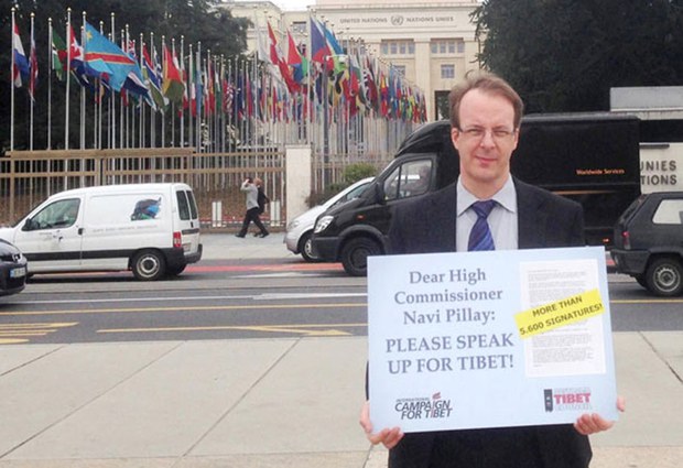 བོད་ནང་གི་འགྲོ་བ་མིའི་ཐོབ་ཐང་གི་གནས་སྟངས་ཐད་དོན་ཚན་ལྡ་ཅན་གྱི་ཞུ་སྙན་ཞིག་ཕུལ་བ། བོད་ནང་གི་འགྲོ་བ་མིའི་ཐོབ་ཐང་གི་གནས་སྟངས་ཐད་དོན་ཚན་ལྡ་ཅན་གྱི་ཞུ་སྙན་ཞིག་ཕུལ་བ།