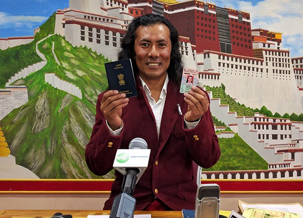 ཆ་རྐྱེན་ཚང་བའི་བོད་མི་ཚོར་རྒྱ་གར་གྱི་མི་སེར་ལག་ཁྱེར་འཐོབ་པའི་རེ་བ་ཡོད། ཆ་རྐྱེན་ཚང་བའི་བོད་མི་ཚོར་རྒྱ་གར་གྱི་མི་སེར་ལག་ཁྱེར་འཐོབ་པའི་རེ་བ་ཡོད།