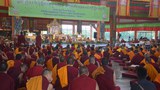 རྒྱ་གར་ལྷོ་ཕྱོགས་ཀྱི་དགའ་ལྡན་རྣམ་པར་རྒྱལ་བའི་གླིང་དུ་འཕགས་བོད་མཁས་བའི་བགྲོ་གླེང་གནང་བཞིན་པ།