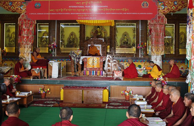 རྒྱལ་སྤྱིའི་རྗེ་ཙོང་ཁ་པའི་ལོ་འཁོར་རྗེས་དྲན་ཞུ་བའི་མཛད་རིམ་ཐོག་དབུ་མའི་སྐོར་བགྲོ་གླེང་། རྒྱལ་སྤྱིའི་རྗེ་ཙོང་ཁ་པའི་ལོ་འཁོར་རྗེས་དྲན་ཞུ་བའི་མཛད་རིམ་ཐོག་དབུ་མའི་སྐོར་བགྲོ་གླེང་།