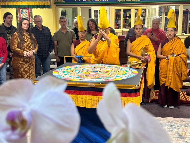 བཙོན་དགོན་བྱང་ཆུབ་ཆོས་གླིང་གི་བཙུན་མའི་རུ་ཁག་ཅིག་ཨ་རིའི་ནང་ཕྱོགས་སྐྱོད།