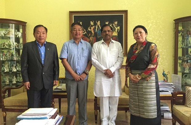 བཀའ་བློན་རྒྱ་རི་སྒྲོལ་མ་མཆོག་དང་ཀར་ན་ཊ་ཀའི་ནང་སྲིད་བློན་ཆེན་མཇལ་འཕྲད། བཀའ་བློན་རྒྱ་རི་སྒྲོལ་མ་མཆོག་དང་ཀར་ན་ཊ་ཀའི་ནང་སྲིད་བློན་ཆེན་མཇལ་འཕྲད།