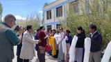 ཤེས་རིག་བཀའ་བློན་ལྕང་ར་ཐར་ལམ་སྒྲོལ་མ་ལགས་ཀྱིས་ལ་དྭགས་ཁུལ་དུ་གཞུང་འབྲེལ་འཚམས་གཟིགས་གནང་པ།