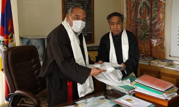 ཀརྨ་ཆུང་བདག་ལགས་ཀྱིས་ལོ་ལྔའི་རིང་མ་སུ་རི་བོད་ཁྱིམས་ཀྱི་སྤྱི་ཁྱབ་དྲུང་ཆེའི་ཐུགས་འགན་བཞེས་ཡོད་པ། ཀརྨ་ཆུང་བདག་ལགས་ཀྱིས་ལོ་ལྔའི་རིང་མ་སུ་རི་བོད་ཁྱིམས་ཀྱི་སྤྱི་ཁྱབ་དྲུང་ཆེའི་ཐུགས་འགན་བཞེས་ཡོད་པ།