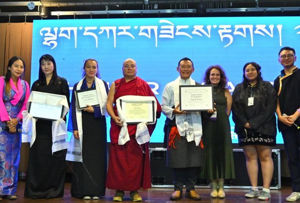 བོད་རང་བཙན་སློབ་ཕྲུག་ཚོགས་པའི་ལྷག་དཀར་གཟེངས་རྟགས་བོད་དོན་ལས་འགུལ་བ་གཉིས་དང་སྡེ་དགེའི་མི་མང་ལ་ཕུལ་འདུག བོད་རང་བཙན་སློབ་ཕྲུག་ཚོགས་པའི་ལྷག་དཀར་གཟེངས་རྟགས་བོད་དོན་ལས་འགུལ་བ་གཉིས་དང་སྡེ་དགེའི་མི་མང་ལ་ཕུལ་འདུག