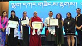 བོད་རང་བཙན་སློབ་ཕྲུག་ཚོགས་པའི་ལྷག་དཀར་གཟེངས་རྟགས་བོད་དོན་ལས་འགུལ་བ་གཉིས་དང་སྡེ་དགེའི་མི་མང་ལ་ཕུལ་འདུག