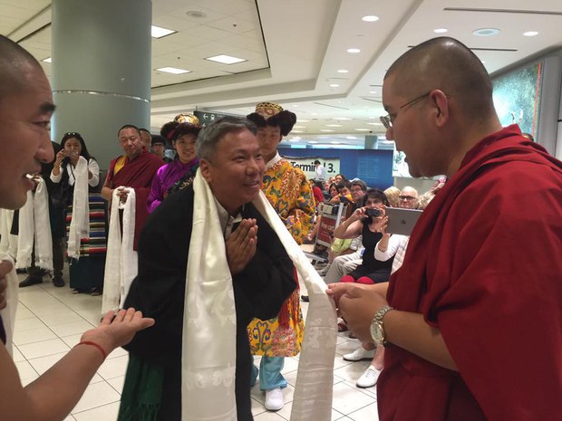 གླིང་རིན་པོ་ཆེ་མཆོག་ཨ་རི་དང་ཁེ་ན་ཌའི་ནང་ཆིབས་བསྒྱུར་བསྐྱང་བཞིན་པ།