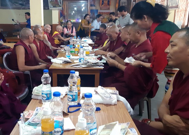 བཞུགས་སྒར་དུ་ས་ག་ཟླ་བའི་ཚེས་བཅོ་ལྔ་ཉིན་མཚམས་པ་རྣམས་ལ་གསོལ་ཚིགས་ཕུལ་བ། བཞུགས་སྒར་དུ་ས་ག་ཟླ་བའི་ཚེས་བཅོ་ལྔ་ཉིན་མཚམས་པ་རྣམས་ལ་གསོལ་ཚིགས་ཕུལ་བ།