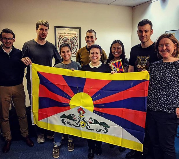 ཨི་མོ་ཇི(Emoji)ཞེས་པའི་མཚོན་རྟགས་ཁོངས་སུ་བོད་ཀྱི་རྒྱལ་དར་འཚུད་ཐབས་ཀྱི་ལས་འགུལ། ཨི་མོ་ཇི(Emoji)ཞེས་པའི་མཚོན་རྟགས་ཁོངས་སུ་བོད་ཀྱི་རྒྱལ་དར་འཚུད་ཐབས་ཀྱི་ལས་འགུལ།