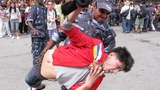༢༠༠༨ལོར་བལ་ཡུལ་དུ་བོད་མི་ཚོས་བོད་དོན་ལས་འགུལ་སྤེལ་སྐབས་ཉེན་རྟོག་པས་བོད་མི་ཞིག་འཛིན་བཟུང་བྱེད་བཞིན་པ།