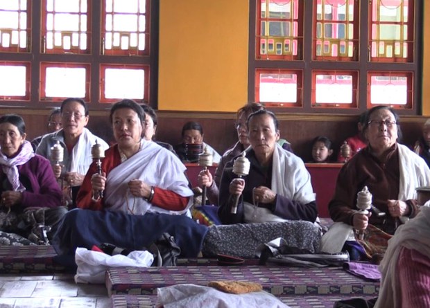 སྒང་ཏོག་ནང་མ་ཎི་དུང་སྒྲུབ་གནང་བཞིན་པ། སྒང་ཏོག་ནང་མ་ཎི་དུང་སྒྲུབ་གནང་བཞིན་པ།